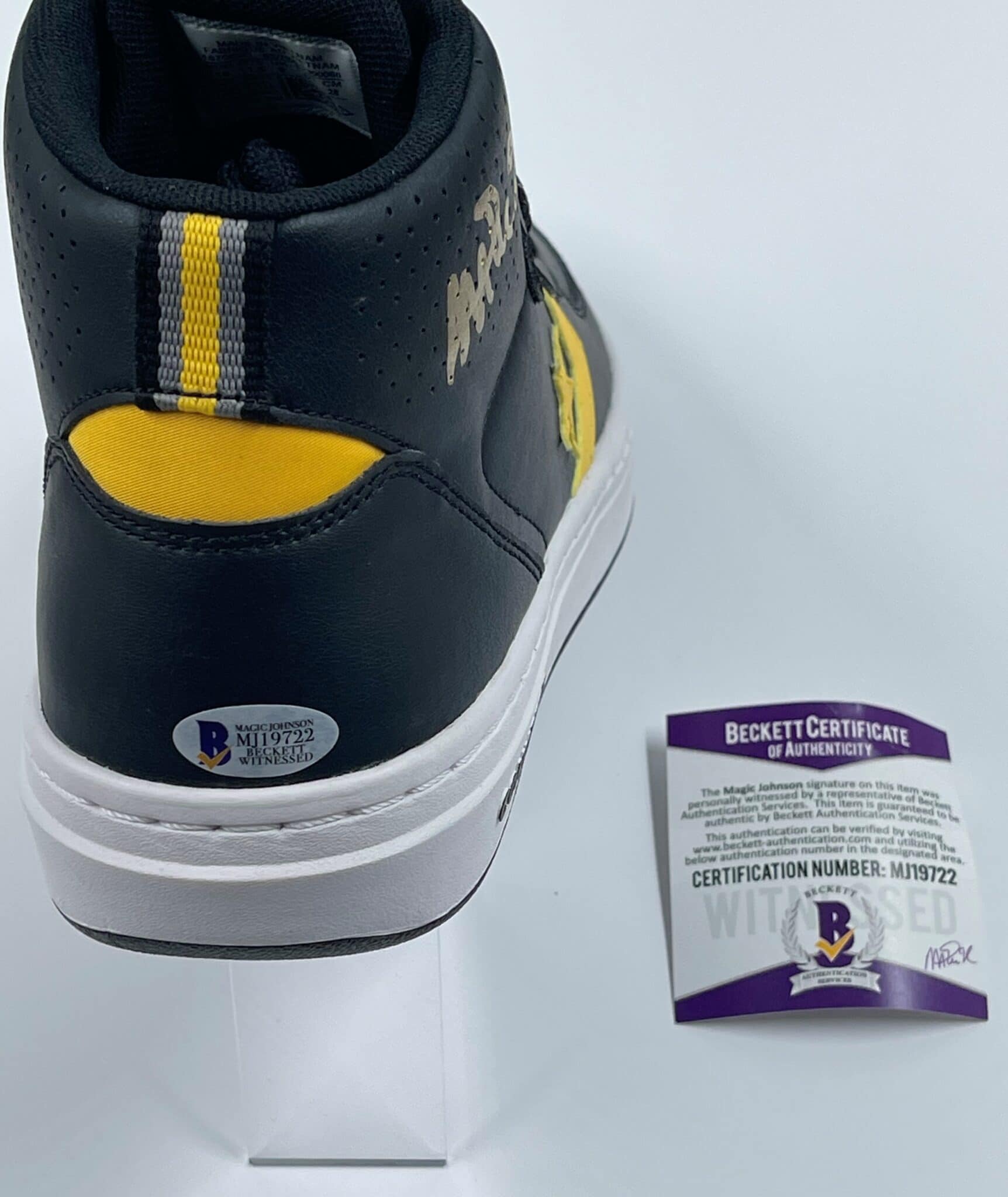 tykkelse Jeg vil have afstand Magic Johnson Authentic Signed Right Black Converse Weapon Shoe w/ Gold  Signature [BAS MJ19722]
