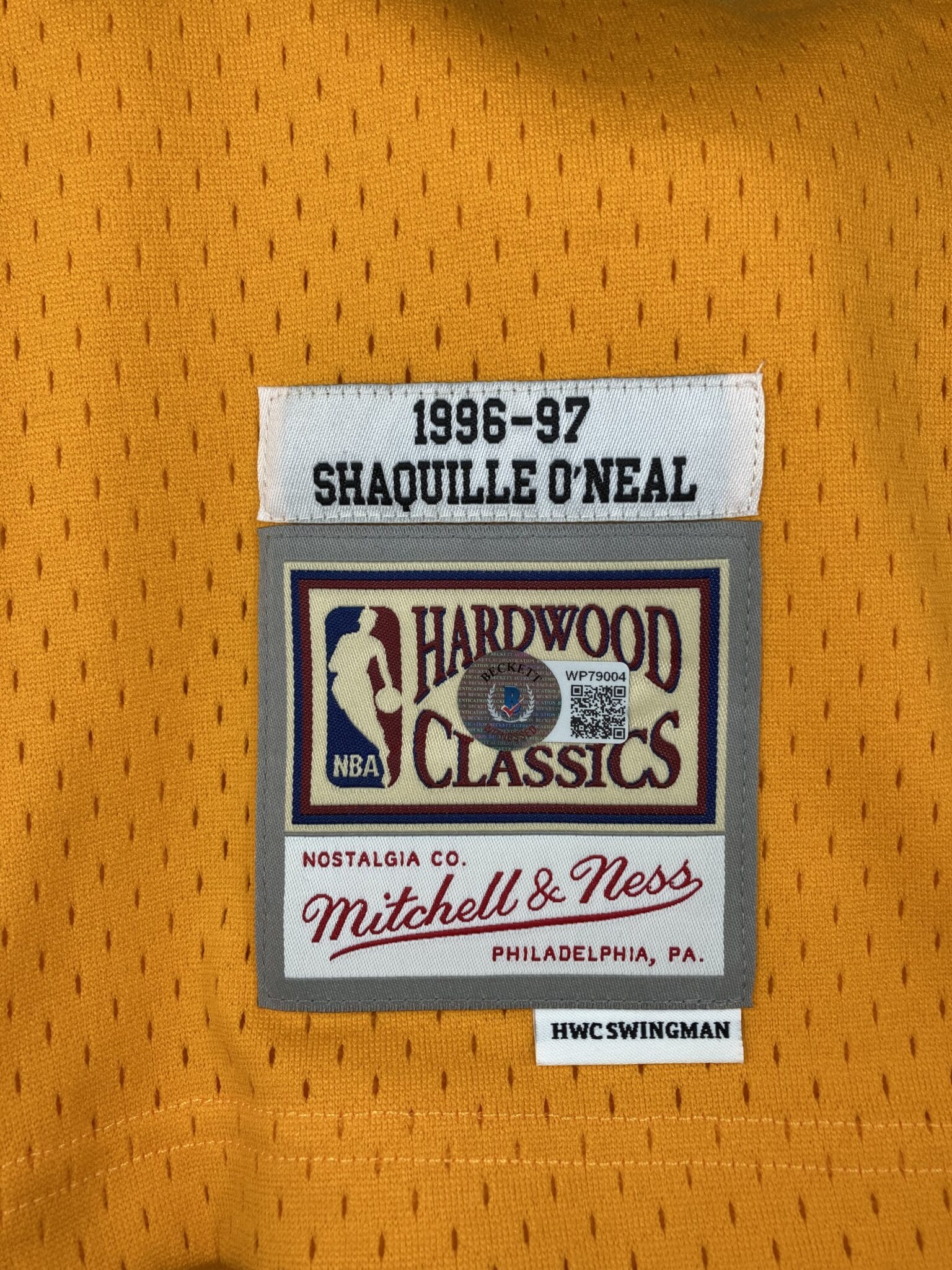 Lakers Shaquille O'Neal Signed Yellow M&N 1996-97 TB HWC Swingman Jersey  BAS Wit